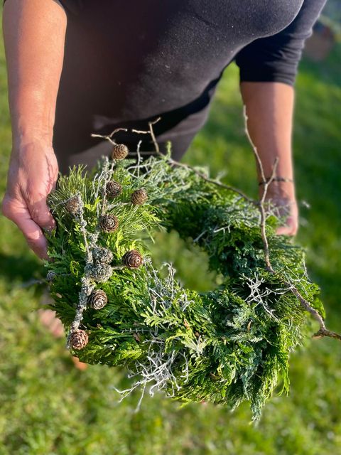 Wianek nagrobny „Igiełka” – jedlina, modrzew i naturalne dodatki