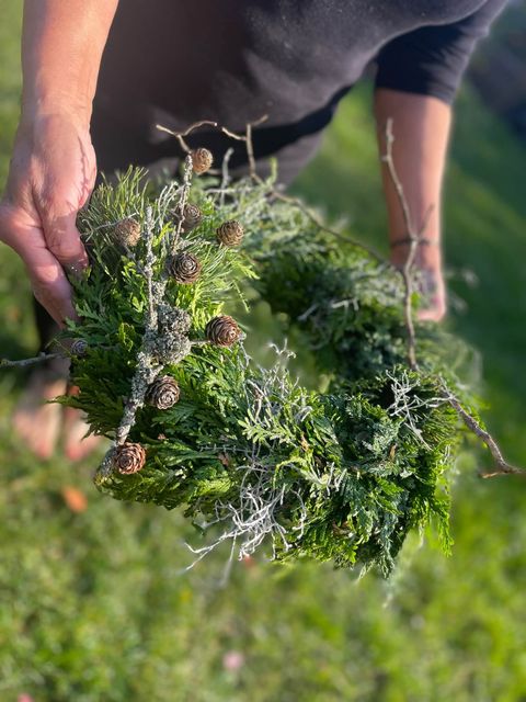 Wianek nagrobny „Igiełka” – jedlina, modrzew i naturalne dodatki