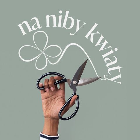 Logo na niby kwiaty i dłoń trzymająca nożyce florystyczne na szałwiowym tle